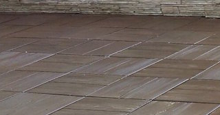 Бетонная брусчатка двора в Череповце в октябре