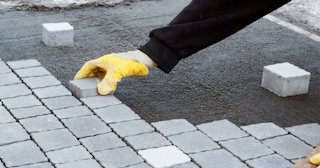Монтаж тротуарной плитки на даче в Череповце в октябре