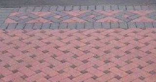 Укладка тротуарной плитки на старое бетонное основание в Череповце в октябре