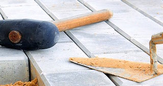 Профессиональная укладка тротуарной брусчатки в Череповце в октябре