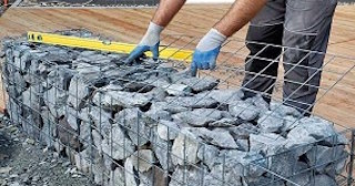 Устройство подпорной стенки из габионов в Череповце в октябре
